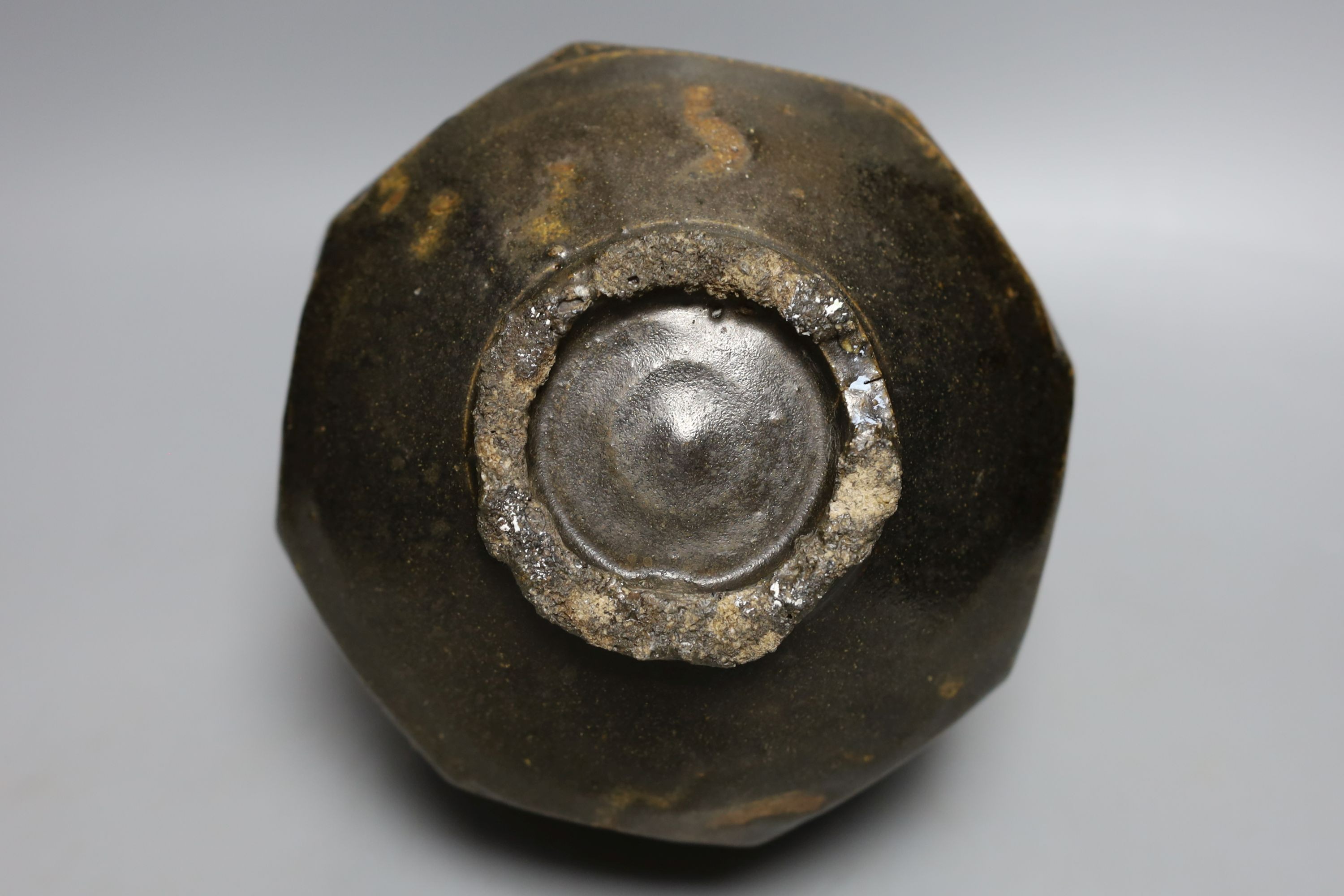 A Korean tenmkou stoneware jar, Joseon dynasty, 17cm